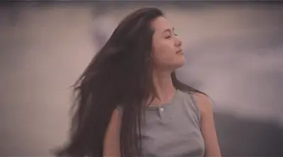 57岁李丽珍晒庆生照，身体发福走样，25岁犬子出镜给与姆妈高颜值
