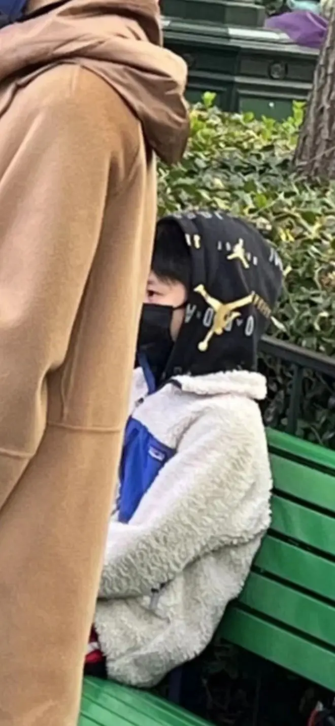 孙俪携儿女游迪士尼,被曝豪掷33万办会员,11岁男儿高颜值似邓超