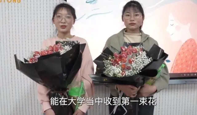 大一40名男生给班上2名女生送草莓花束,“班上就2个女生,咱们不呵护谁呵护”,当事人:很高兴很感谢他们