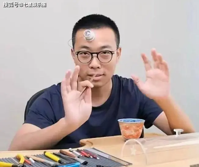 王想聪坐飞机满面愁容,T恤字母疑似讽刺,知情东说念主:他没借表炫富
