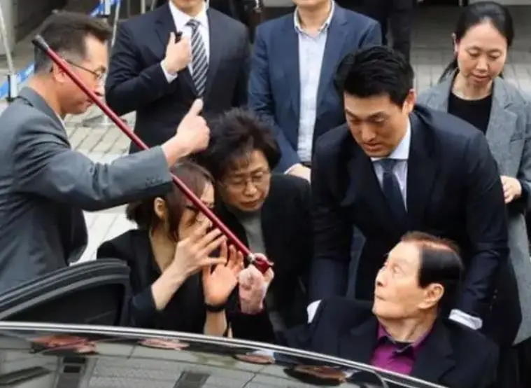 韩国最“狂”财阀，操控总统簸弄女明星，被告状时高唱：谁敢判我
