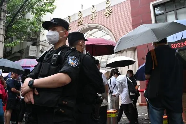 细雨中23万余考生今中考，上海警方5000余警力护航