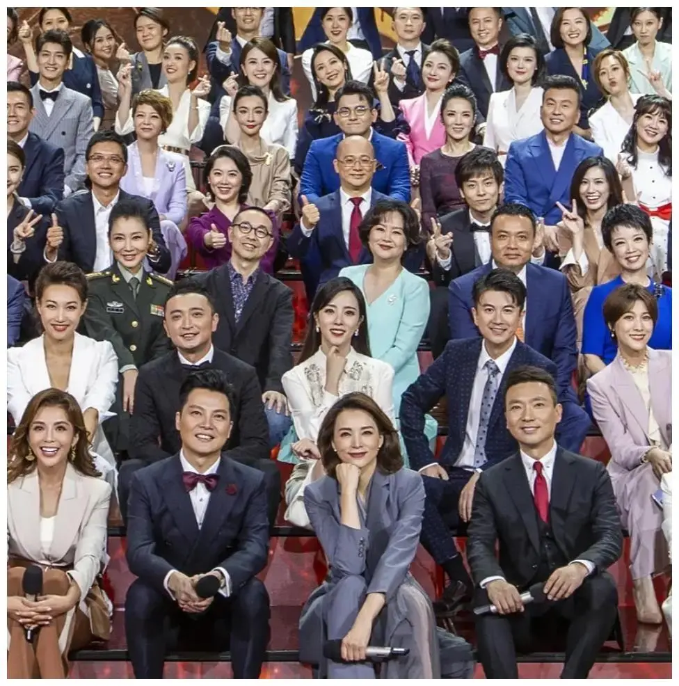 央视主持人名单大变动！超10人退出，董卿上榜，网友：她也在？