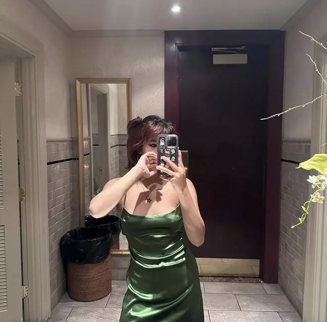 贾静雯18岁长女晒自拍，独安详好意思国庆生，穿吊带裙躯壳丰腴超自信