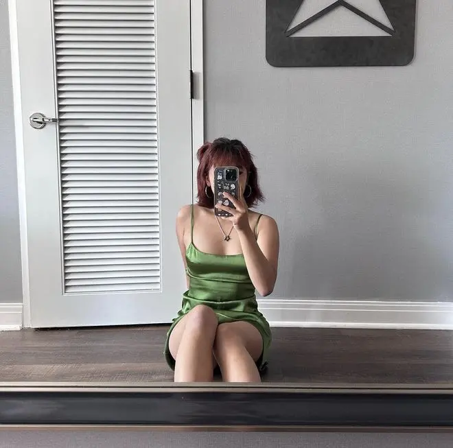 贾静雯18岁长女晒自拍，独安详好意思国庆生，穿吊带裙躯壳丰腴超自信