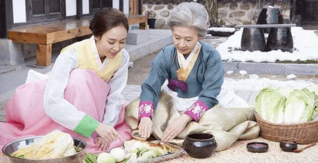 韩国搭客在中国“炫富”，帮我包好五片西瓜，商贩：免费送你一个