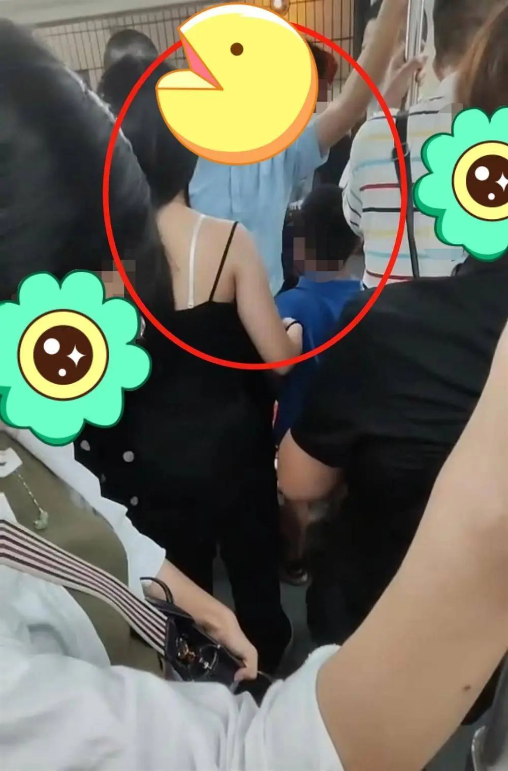 广州地铁穿吊带女生叱咤男孩摸屁股，家长反怼：太香了，我也想摸