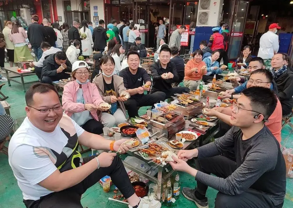 拜访“被凉了”的淄博：撸串+蹦迪，有公司组织五千东谈主的轻视会