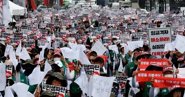 韩政坛风雨飘浮，尹锡悦遭环球抗议后，老婆也被探望