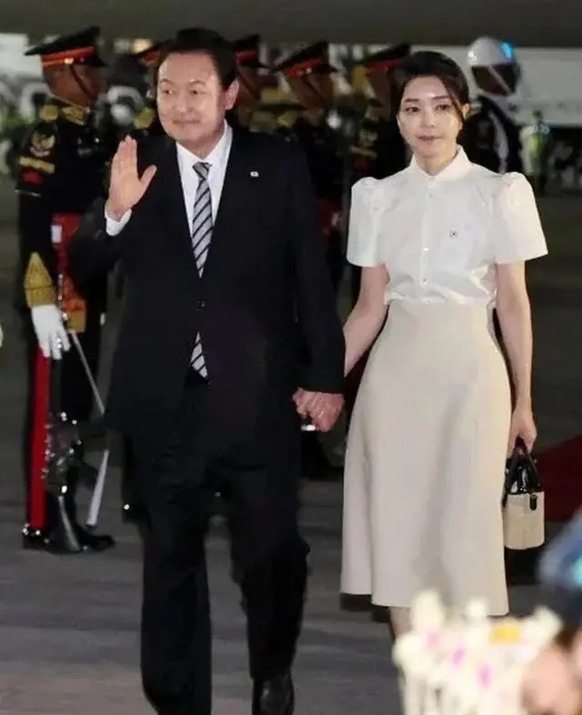 韩政坛天灾人祸，尹锡悦遭宇宙抗议后，太太也被访谒