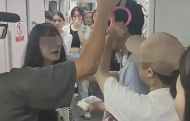 女子地铁上怀疑男儿被偷拍打伤女孩头部，重庆警方已立案
