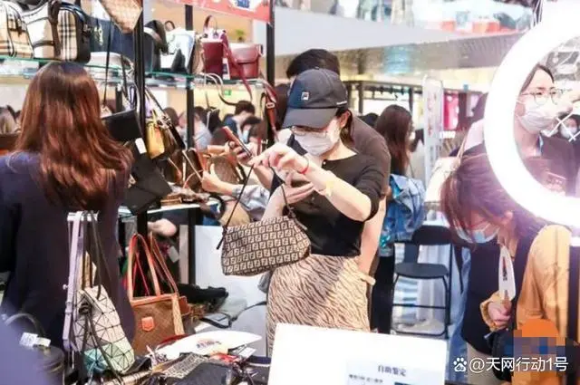中国搭客在日本爆买LV，亚洲商场掀翻购物怒潮