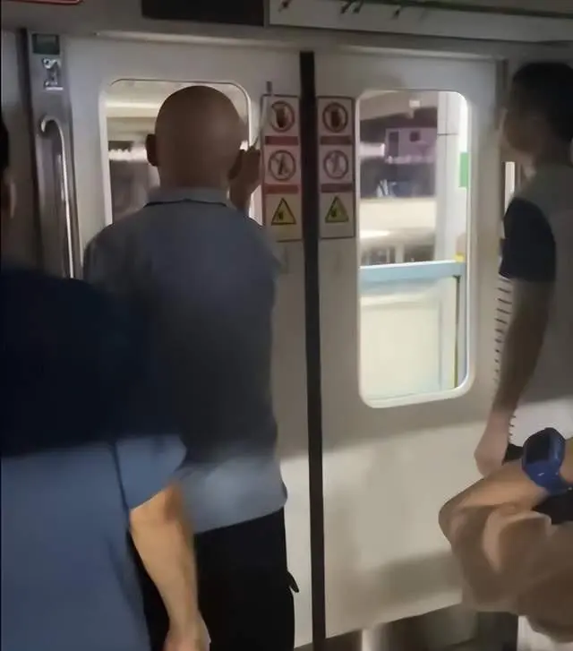 重庆2号线故障乘客被困40分钟，大爷砸玻璃换气，客服：具备开门条目才调开门，窗户被砸需界定是否补偿