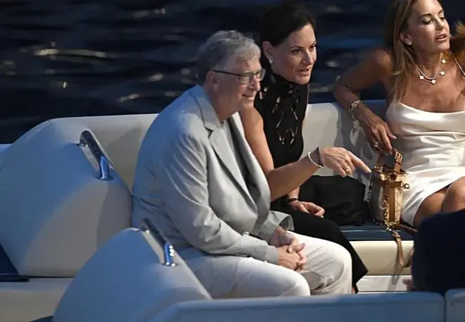比尔·盖茨现身贝索斯的大游艇，和邓文迪热聊，他的60岁女友更好意思