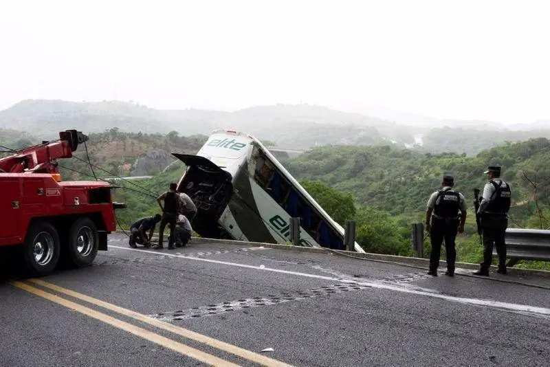开到睡着！墨西哥巴士冲出山路“直坠7层楼”，酿18死23伤