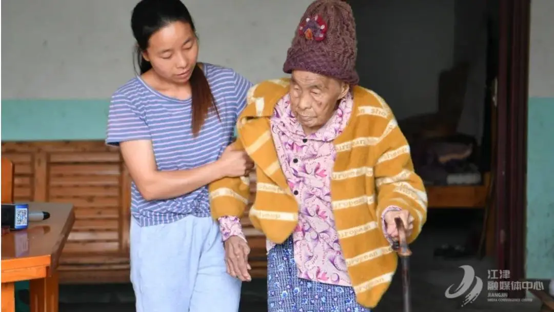 “捡”来的孙女，供养江津112岁的长命老东谈主，爱还在连续…