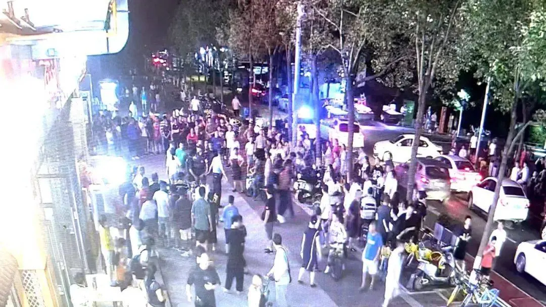 一个箭步飞扑摁倒！街头醉酒肇事男人被快速制服
