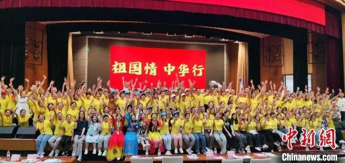 新疆青少年来到渴慕的齐门，感受故国的平和