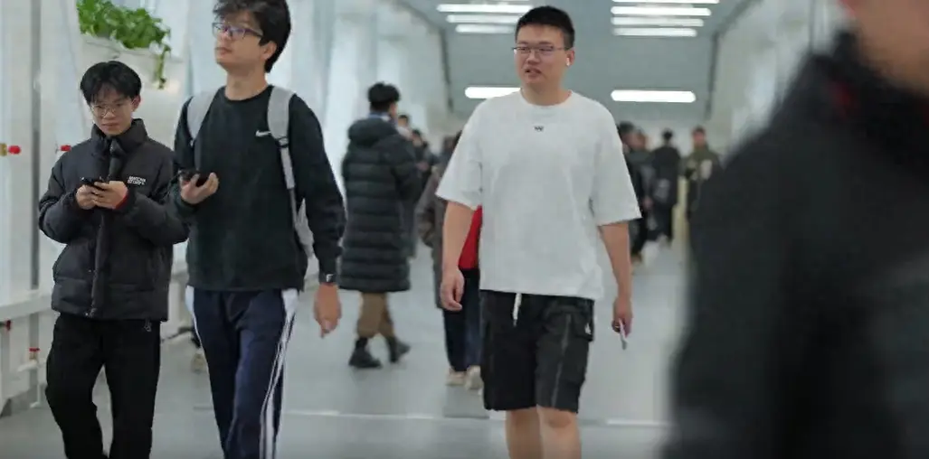 哈工大學生暴雪天穿短袖出行，學校：暖廊二期已貫通，5分鐘內直達各類建筑