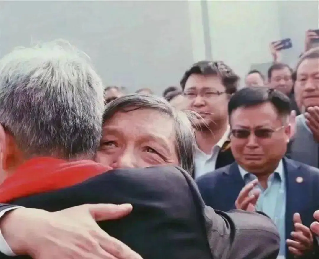 “網紅校長”王樹國卸任，臨別前三鞠躬，學生們追著車道別