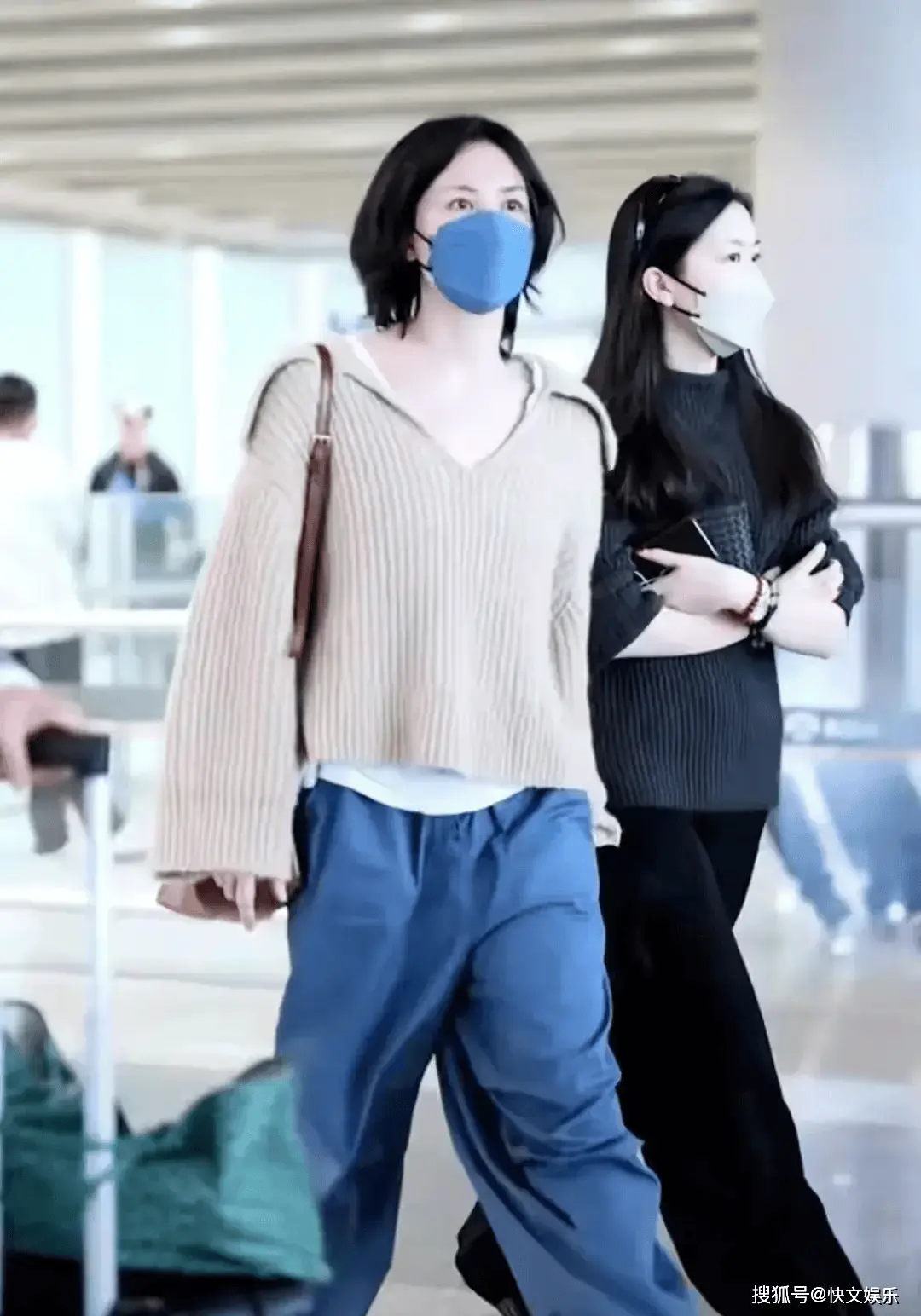 55岁王菲携李嫣现身机场！母女同框似姐妹，打扮年轻时尚身材抢眼