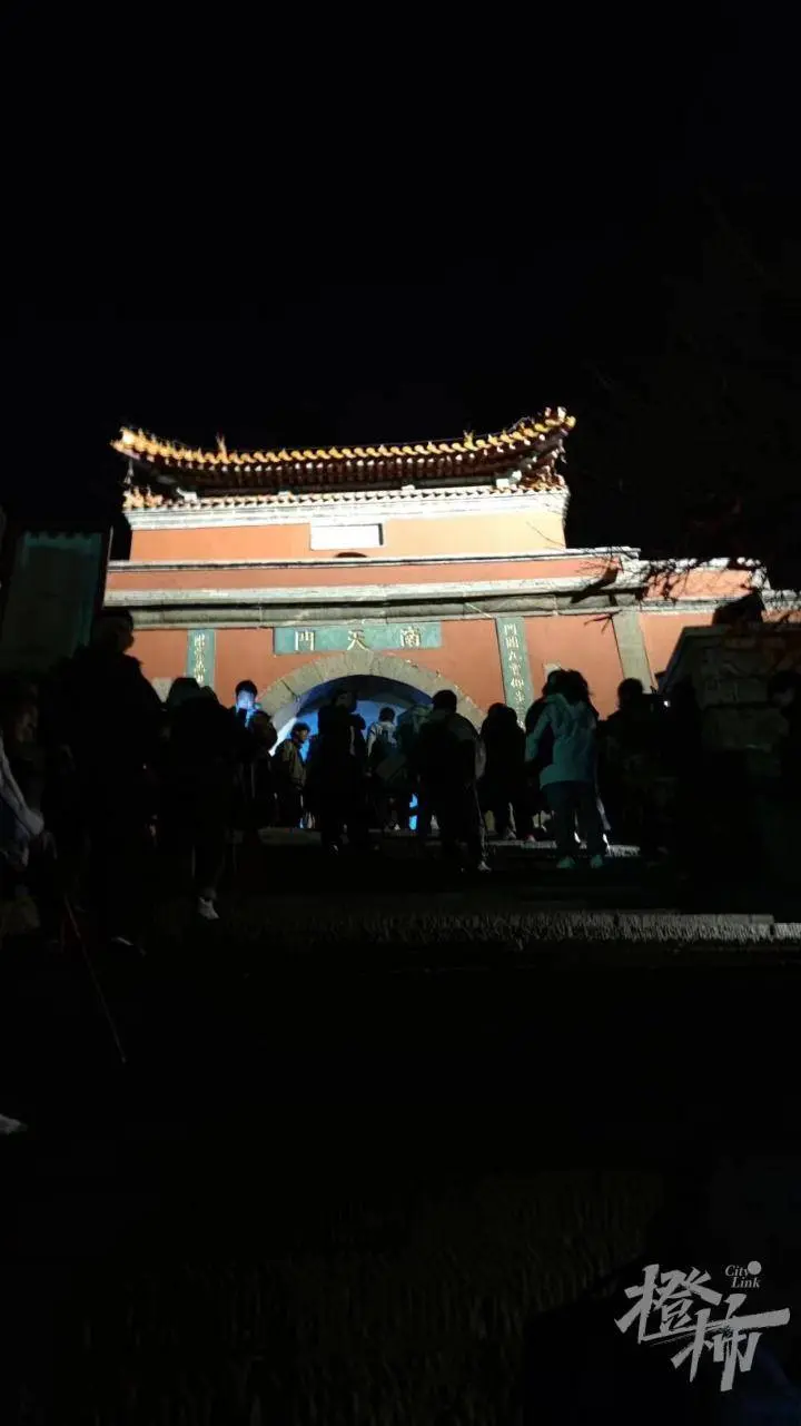 為什么泰山上大半夜都是大學(xué)生？