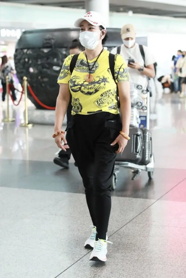 71岁刘晓庆机场无修图流出！眼角皱纹彰着老态，但穿搭是确凿洋气