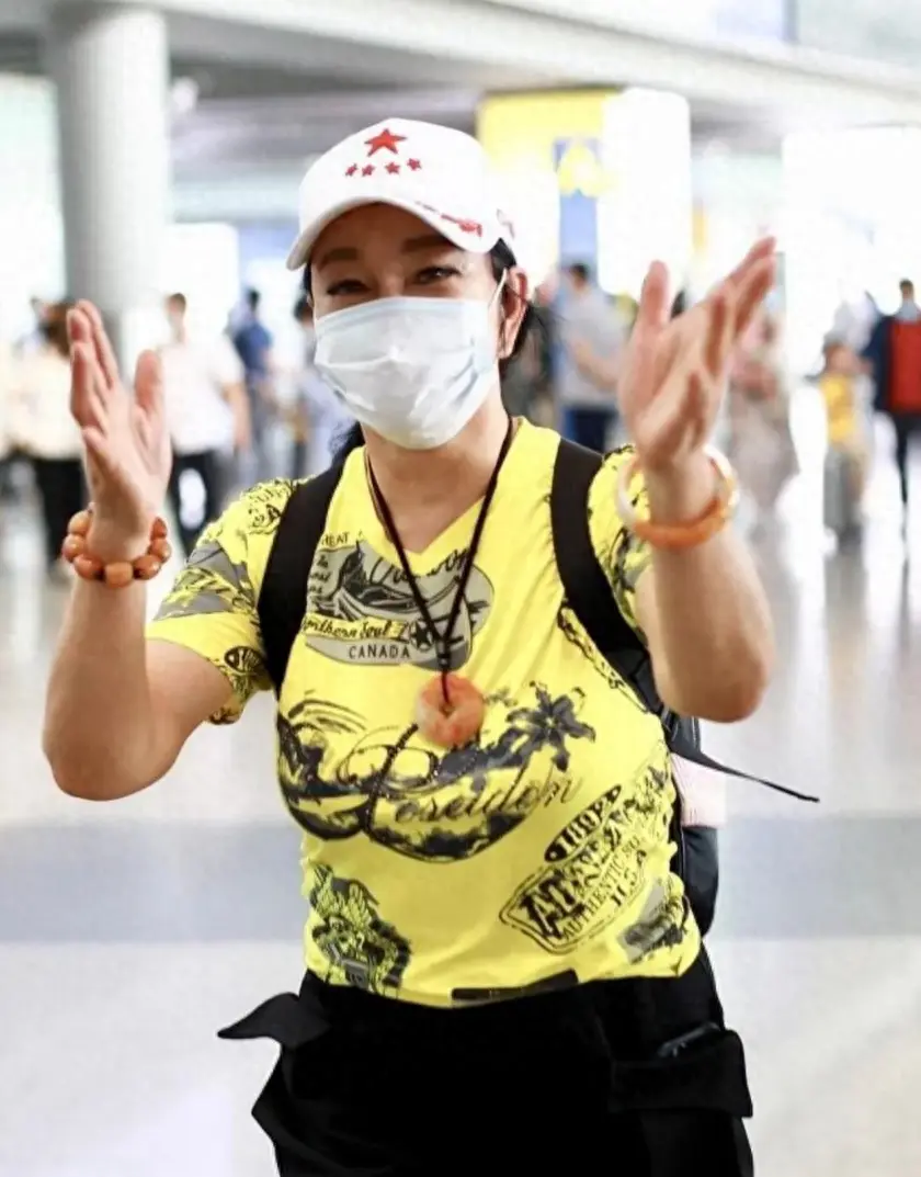 71岁刘晓庆机场无修图流出！眼角皱纹昭着老态，但穿搭是果然洋气