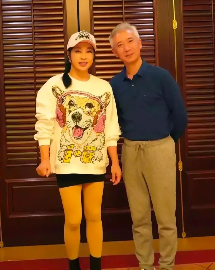 73岁的刘晓庆太敢穿了，超短裙、麻花辫，和同龄同学同框如两代东谈主