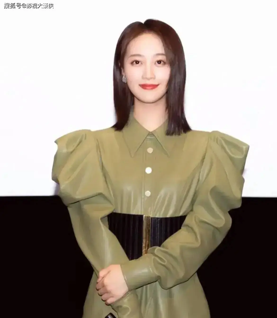 村长李锐和女儿同台主持，15岁女儿落落大方撞脸蓝盈莹，网友：未来可期