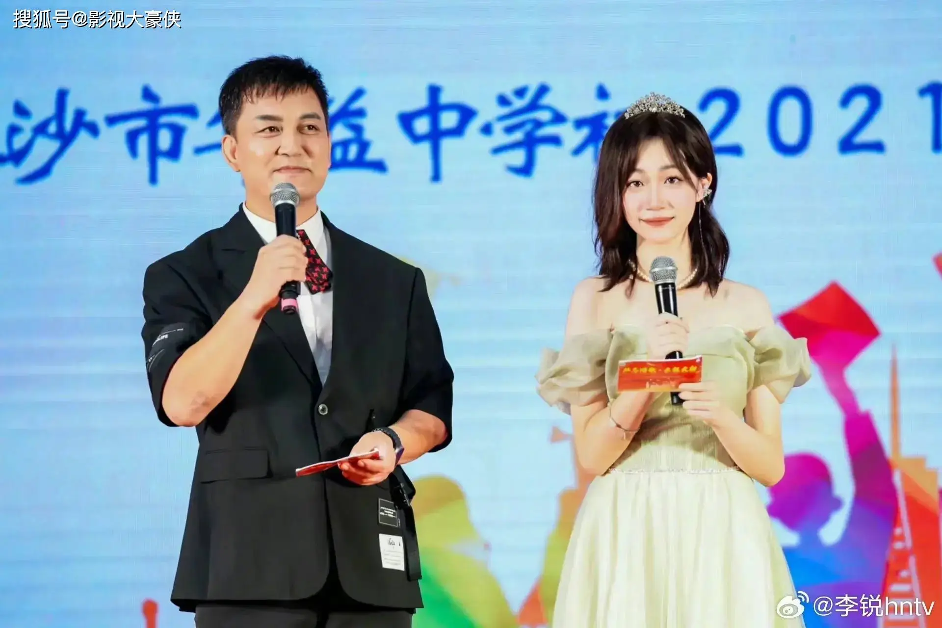 村长李锐和女儿同台主持，15岁女儿落落大方撞脸蓝盈莹，网友：未来可期