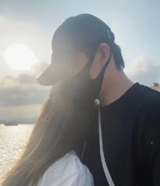 恭喜!俞灏明疑官宣恋情抱着女友合照,女方肤白貌美不输女明星