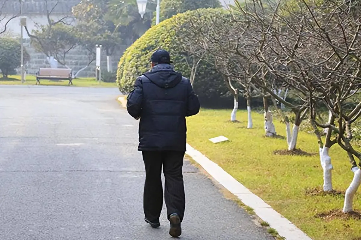 71岁大爷脑溢血离世！生前早睡早起常晨跑，医生：2个习惯不该有