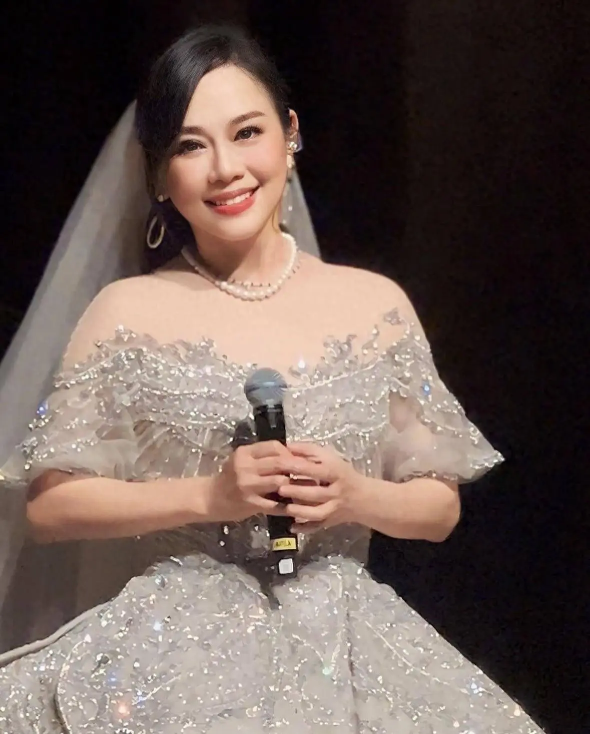 陈松伶在新加坡举办演唱会，减肥收效造型栏杆玉砌，自曝瘦了24斤