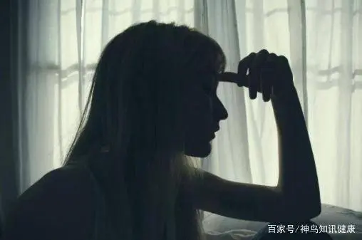 当女友蹙眉喊疼时，男一又友的2个作念法，约略会缓解女友不适感