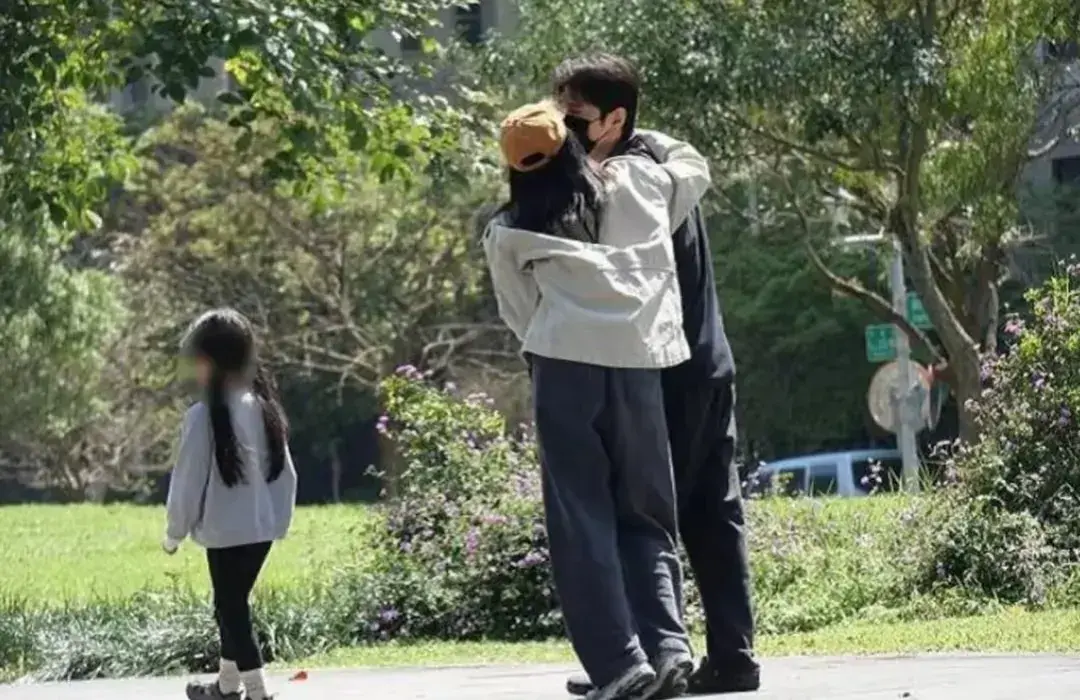 高圆圆低调参加男儿开学仪式，背大帆布包太低调