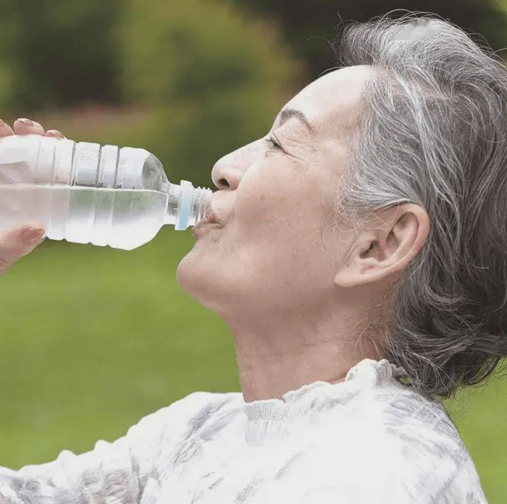 恒久喝白滚水和恒久喝茶的东说念主，谁的肉体更健康?洽商终于来了