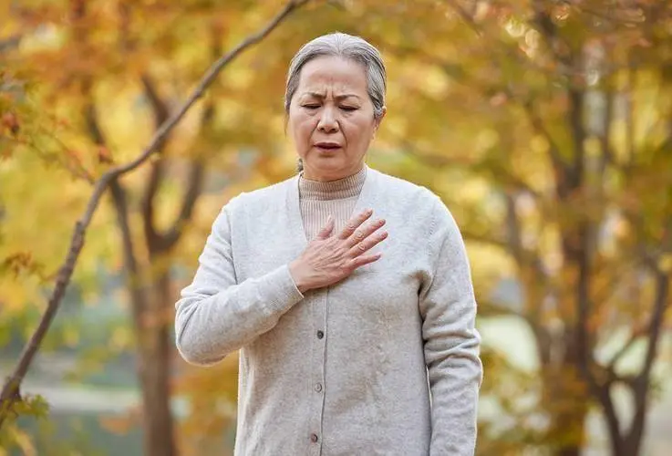 上了年齿要少喝茶？大夫：平日不错用这3物泡水喝，比茶叶更好！