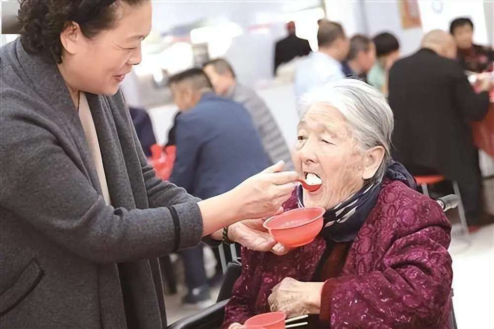 医师屡次警告：老年东说念主过了60岁后，宁可吃白食，也少吃这几种菜！