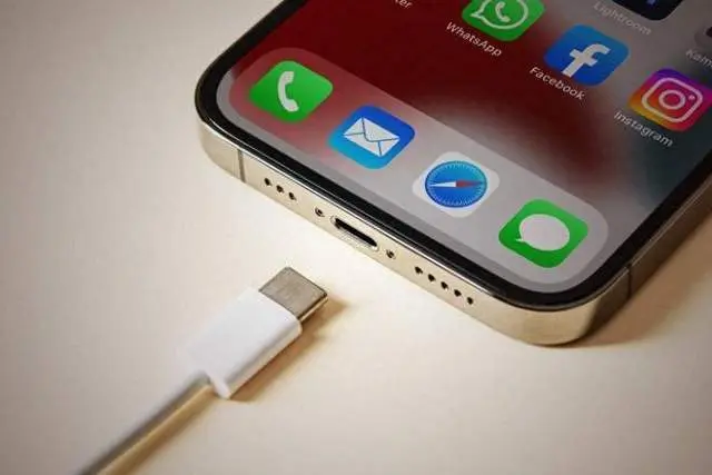 你敢敬佩么？iPhone16还在使用24年前的USB2.0接口