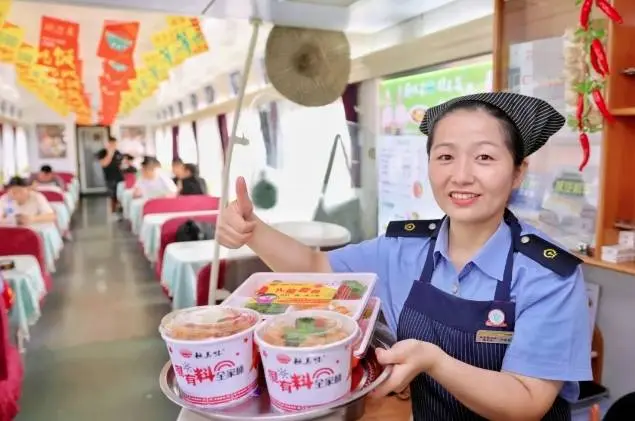 火车上也驱动卖“盒饭版KFC”了？网友：照旧辣椒炒肉最隽永