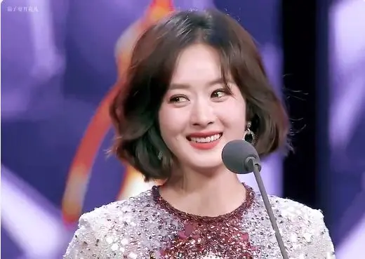 赵丽颖获封飞天奖视后，著名导演隔空喊话杨幂：要努力了