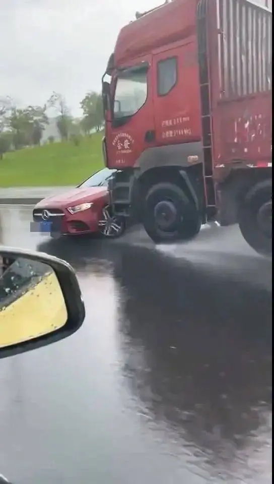 大货车雨中顶推飞驰行驶！交警通报：货车司机有4分钟在打电话