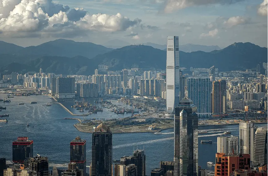 香港本地消费股大涨！李家超：预计国庆逾百万旅客访港