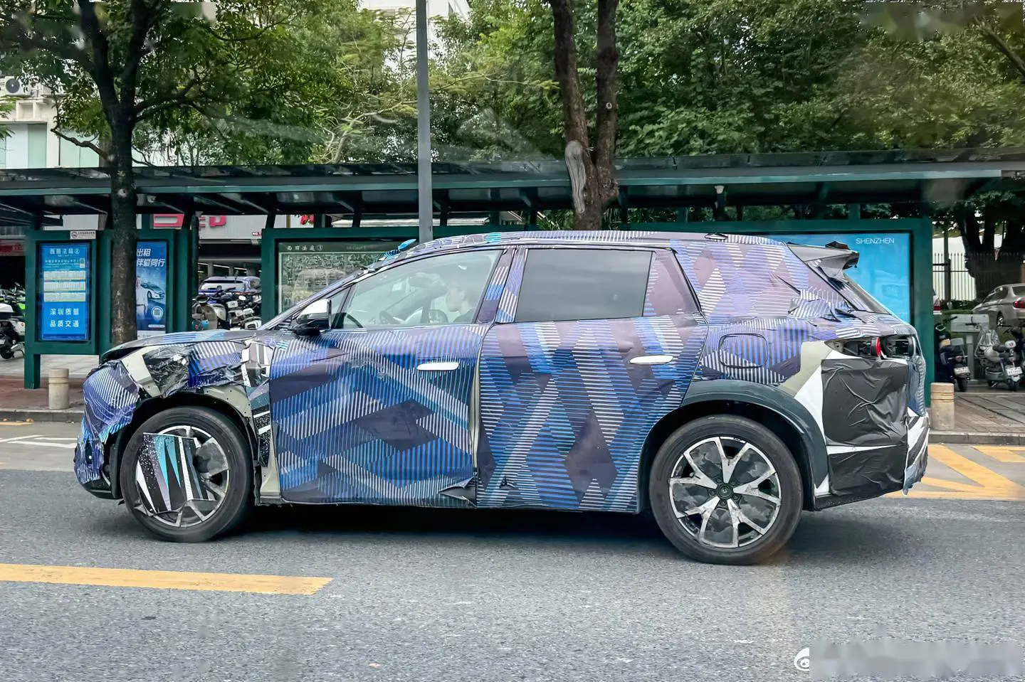 比亚迪全新中型 SUV 测试车伪装谍照曝光，音问称为唐 L