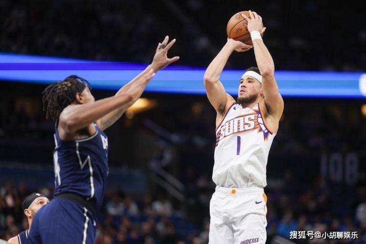 布克：NBA刻下仍然处于库里的时期，詹姆斯仅仅又名过客