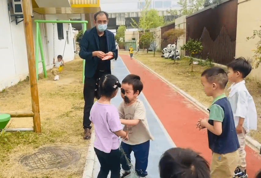 “坏叔叔”在幼儿园发糖，男孩吓得大哭仍挡在伙伴们身前