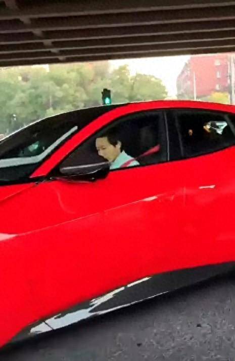 法拉米实锤?雷军开着法拉利抢先体验