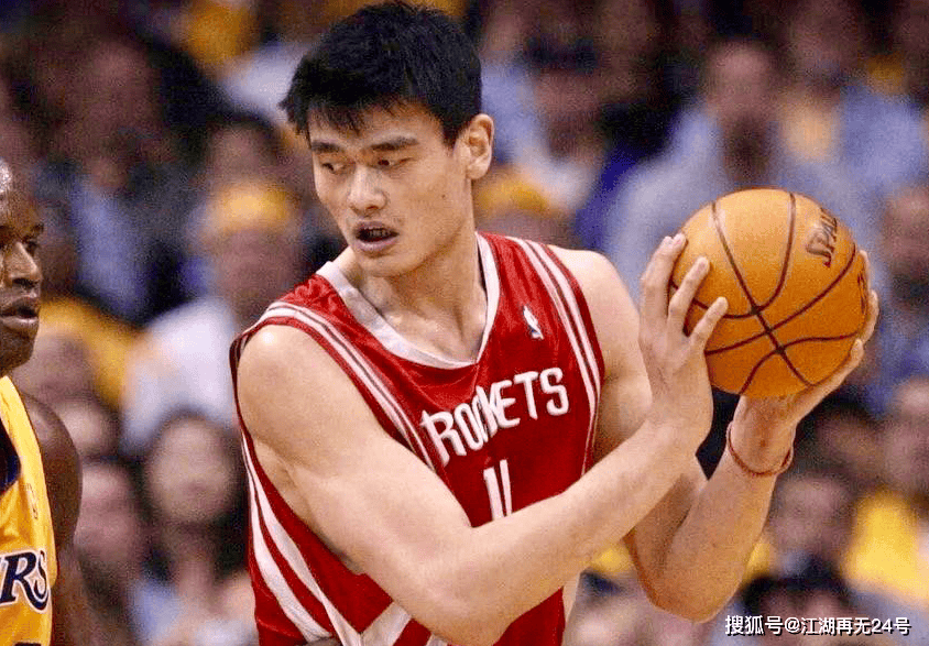 8年NBA生涯，姚明合计领走多少薪资？球迷：怪不得他会被退役球衣