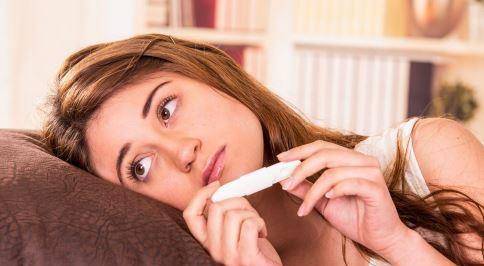 女孩肚子疼就医,结果在厕所产下男婴,女孩:我每个月都来例假